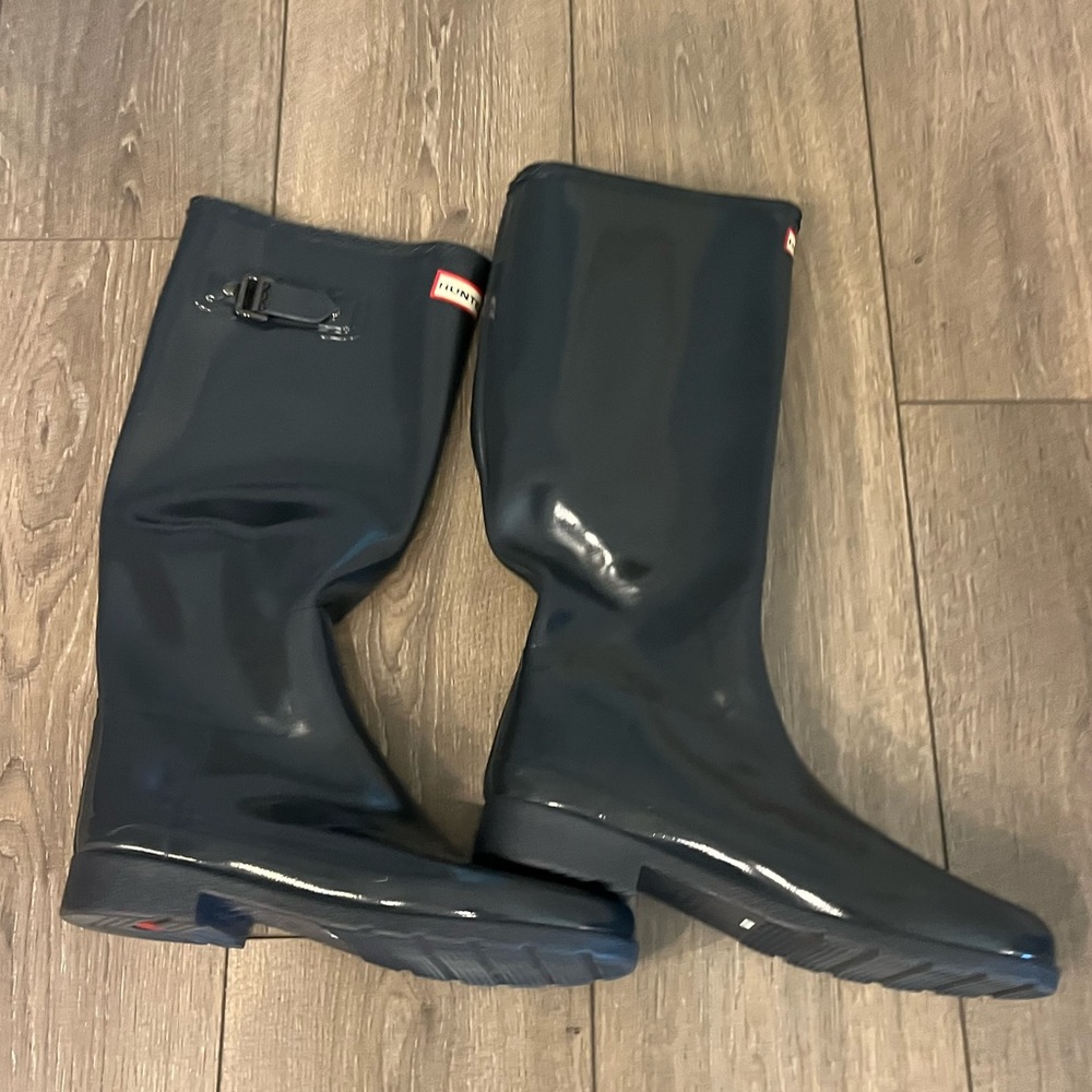 Hunter rain boots. Like new. Shiny gray.size 11